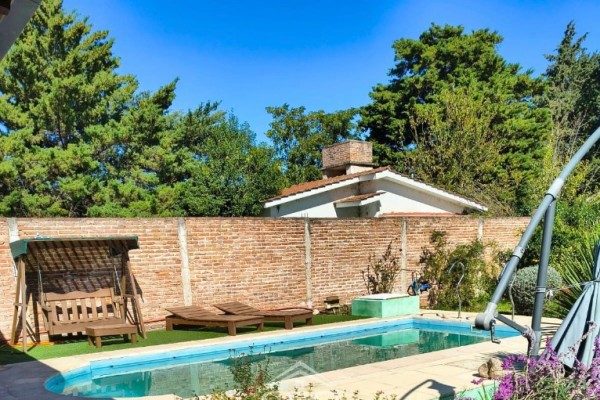 Venta Casa + 2 Deptos. zona B° Santa Rita, VCP 